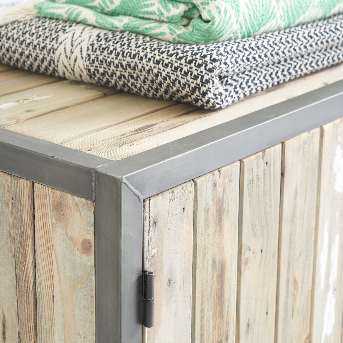 INDUS - Cassettiera in legno massello riciclato e metallo 150 cm