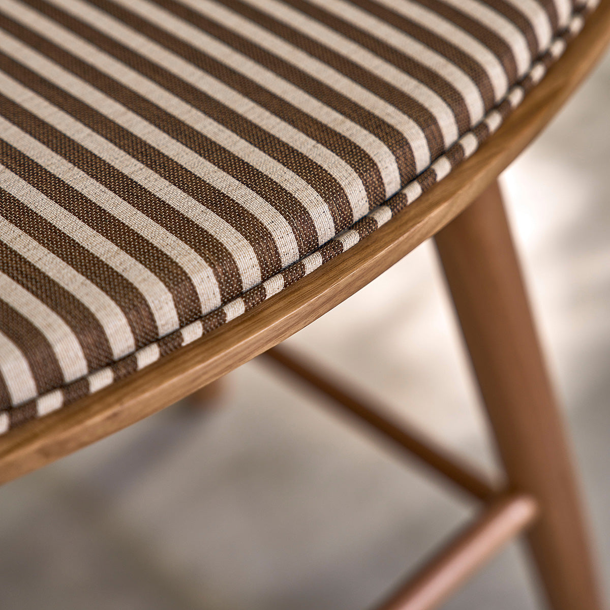 AMBRE - Set di 2 sgabelli in teak massello con seduta a righe 45 cm