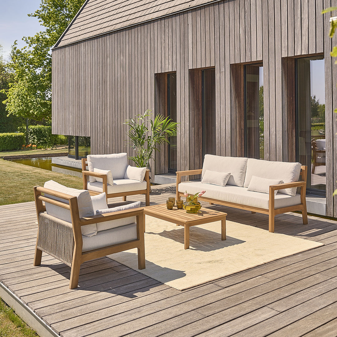 MAORA - Niedrige Gartenmöbel aus massivem Teakholz mit Kissen