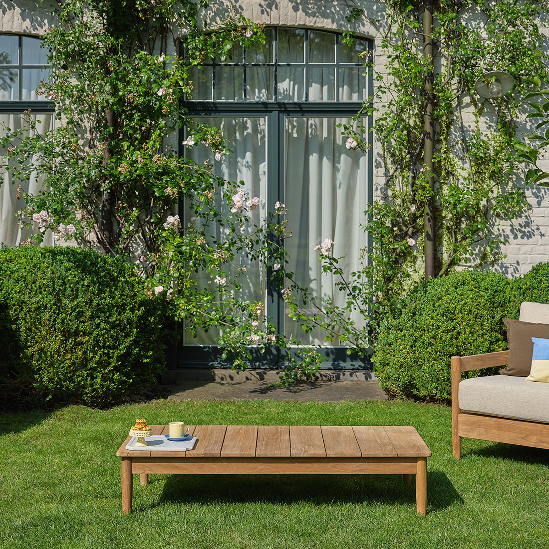 CALVI - Table basse de jardin en teck massif 140 cm