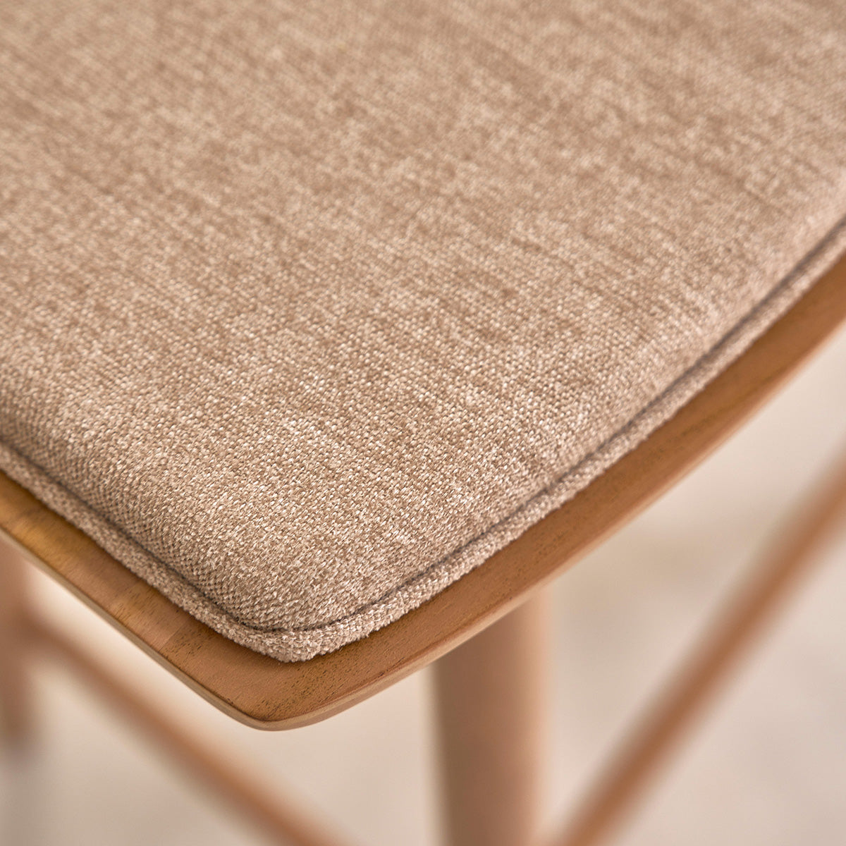 AMBRE - Tabouret en teck massif et velours grège 65 cm