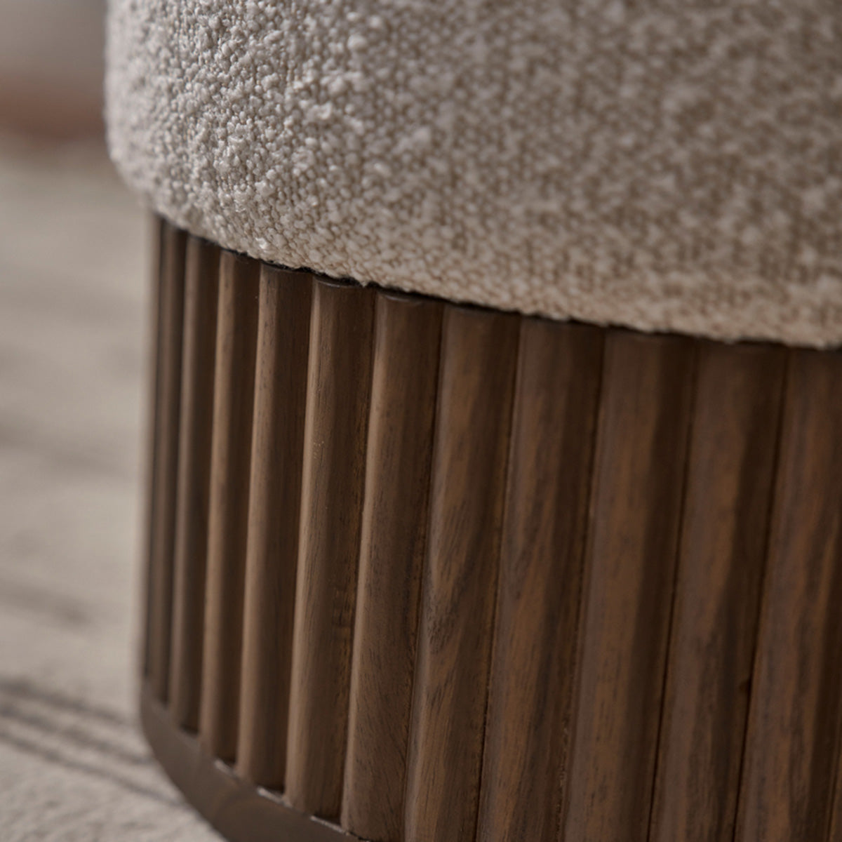 TANE - Pouf in mindi massello e tessuto bouclé bianco Ø38 cm