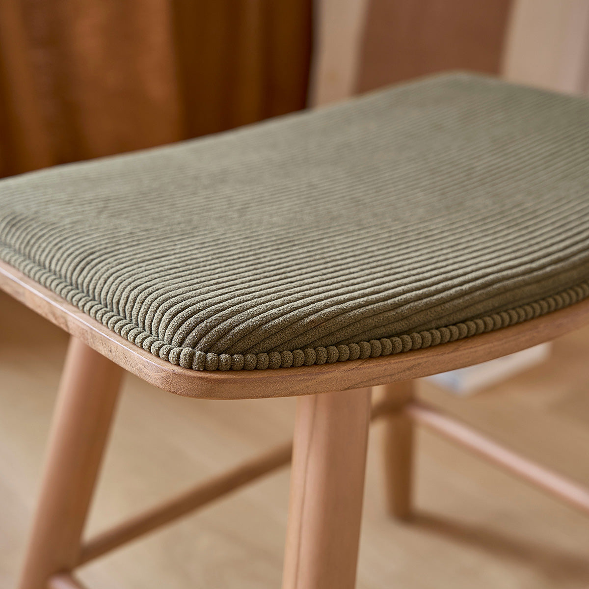 AMBRE - Tabouret en bois de teck assise velours côtelé 45 cm