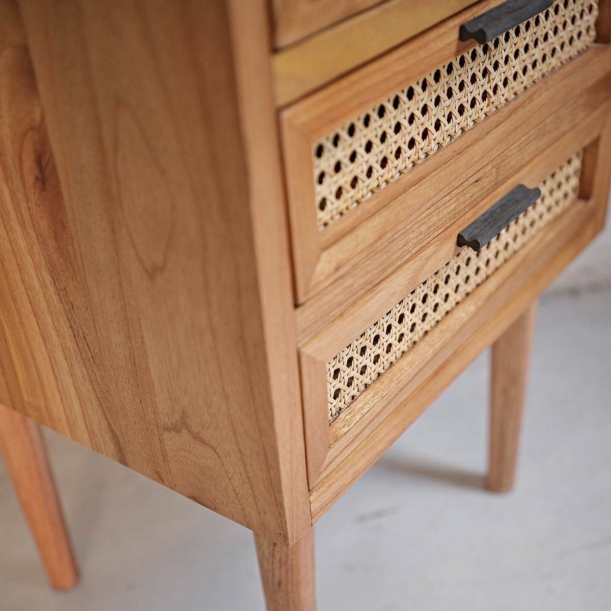 ALBA - Nachttisch aus massivem Mindi und mit Rohrgeflecht 40 cm