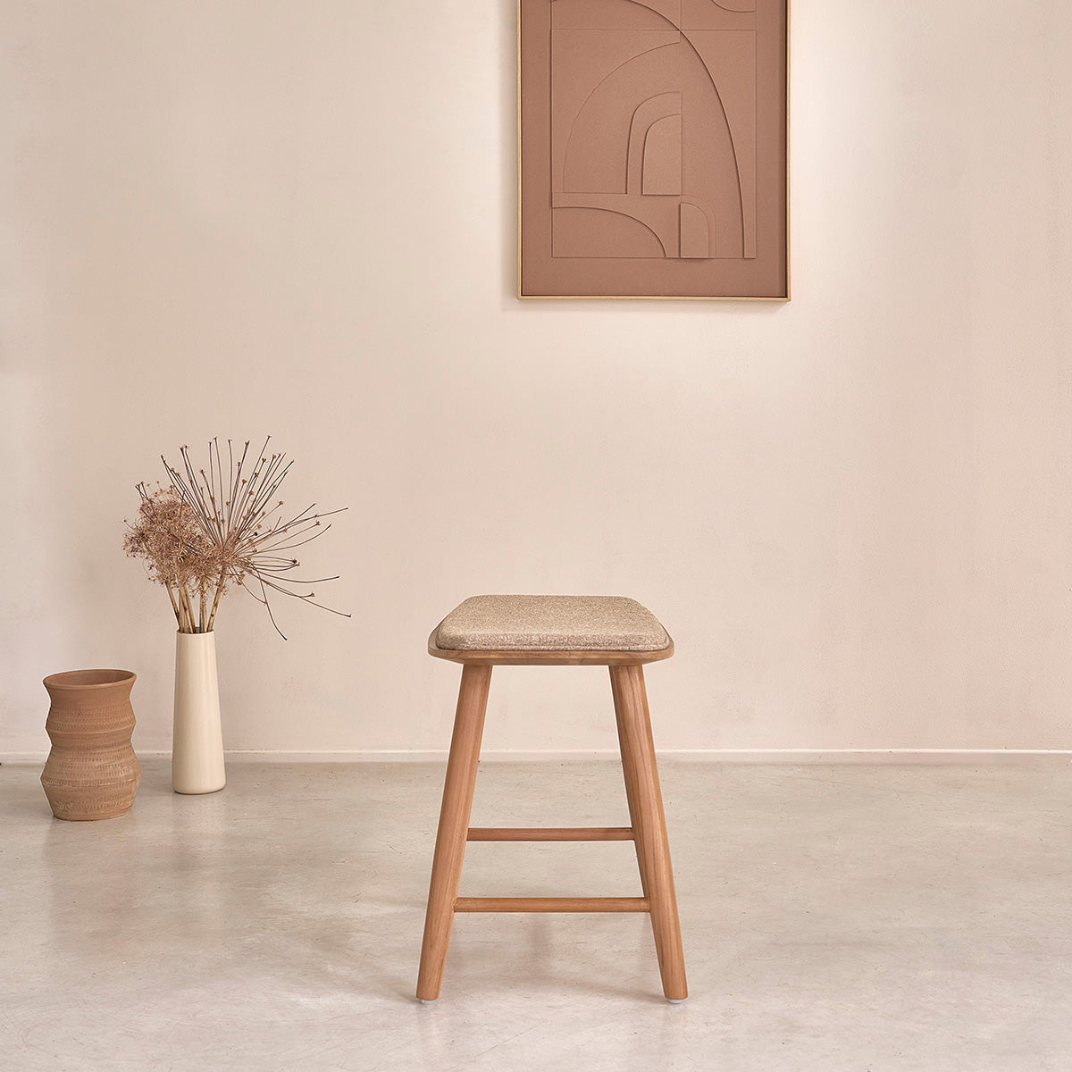 AMBRE - Lot de 2 tabourets en teck massif et velours grège 45 cm