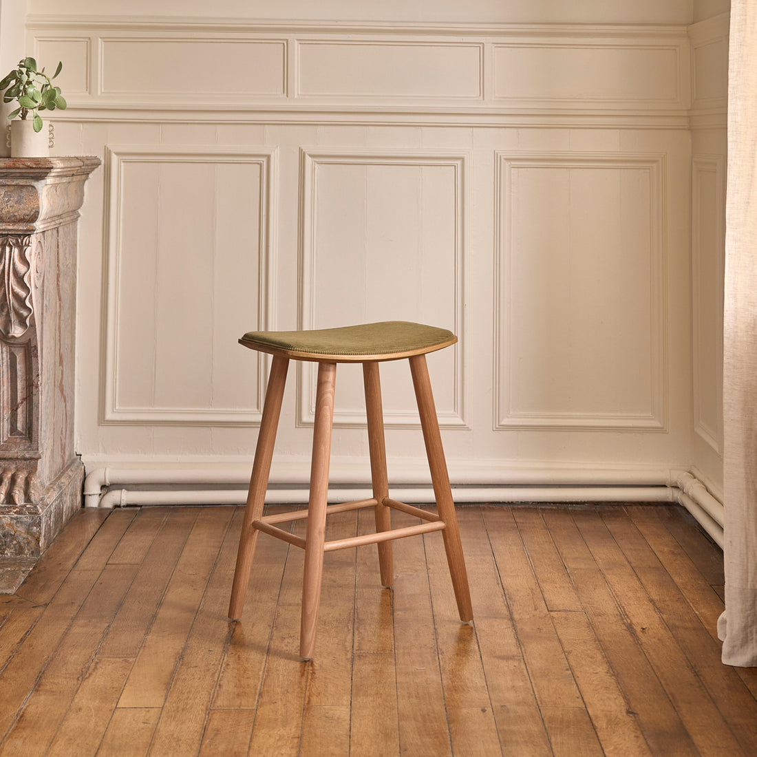 AMBRE - Sgabello da bar in teak massello con seduta in velluto a coste 65 cm