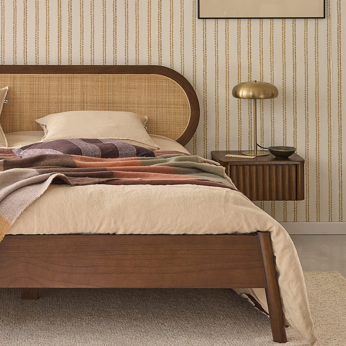 LILA - Lit en bois de mindi et cannage finition noyer 160 cm