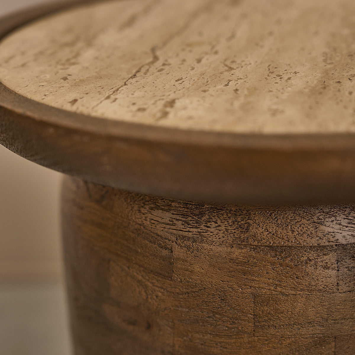 ELENA - Beistelltisch aus Mangoholz und Travertin, rund