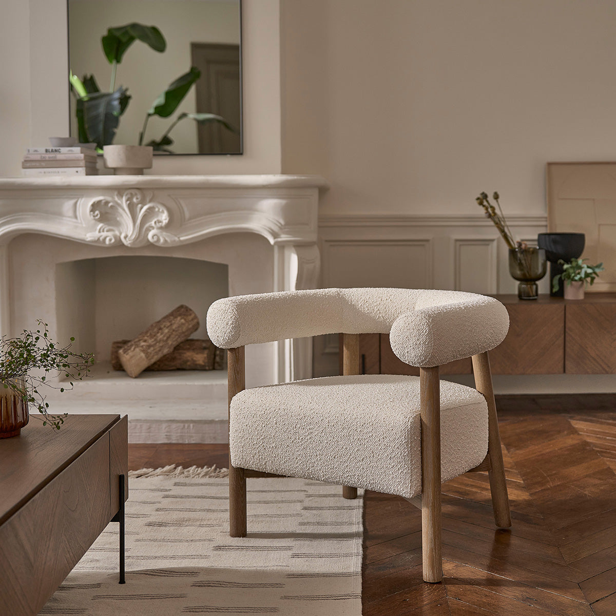 DUNE - Runder Sessel aus Eichenholz und naturfarbenem Bouclé-Stoff