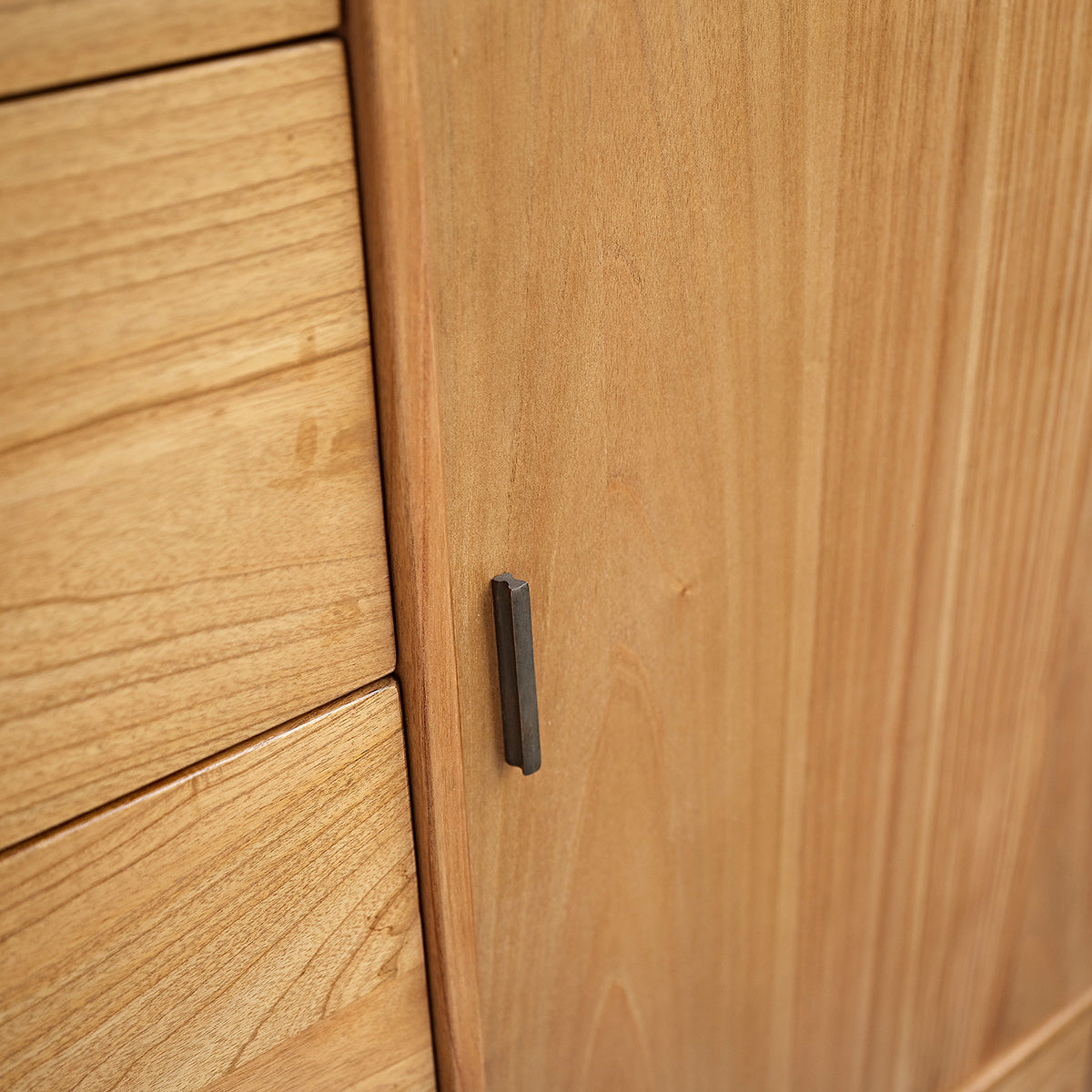 PIA - Schrank aus massivem Mindi 160 cm