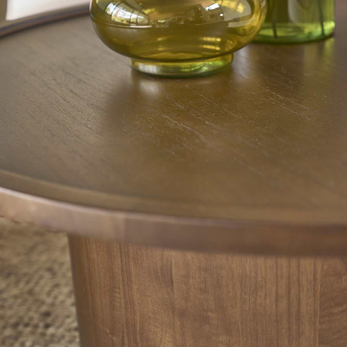 SOLÈNE - Table basse ronde en mindi massif finition noyer Ø 100 cm