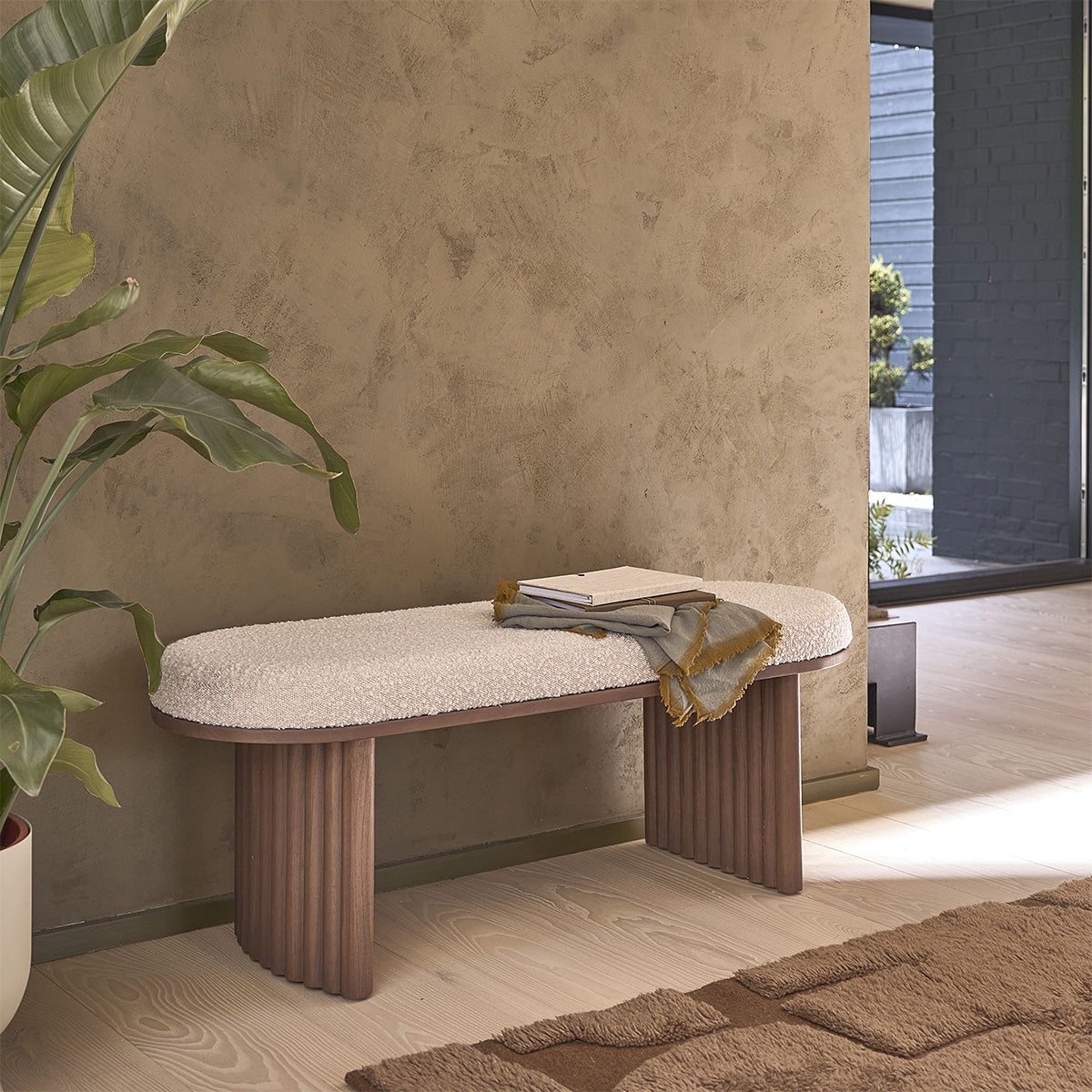 MARLOW - Panca in mindi massello finitura in noce e tessuto bouclé 120 cm