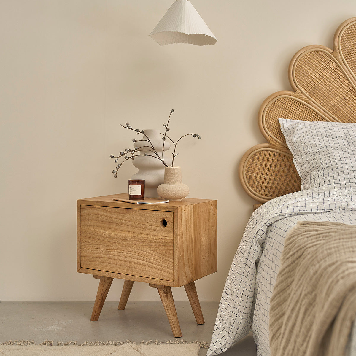 SACHA - Nachttisch aus massivem Mindi-Holz 50 cm