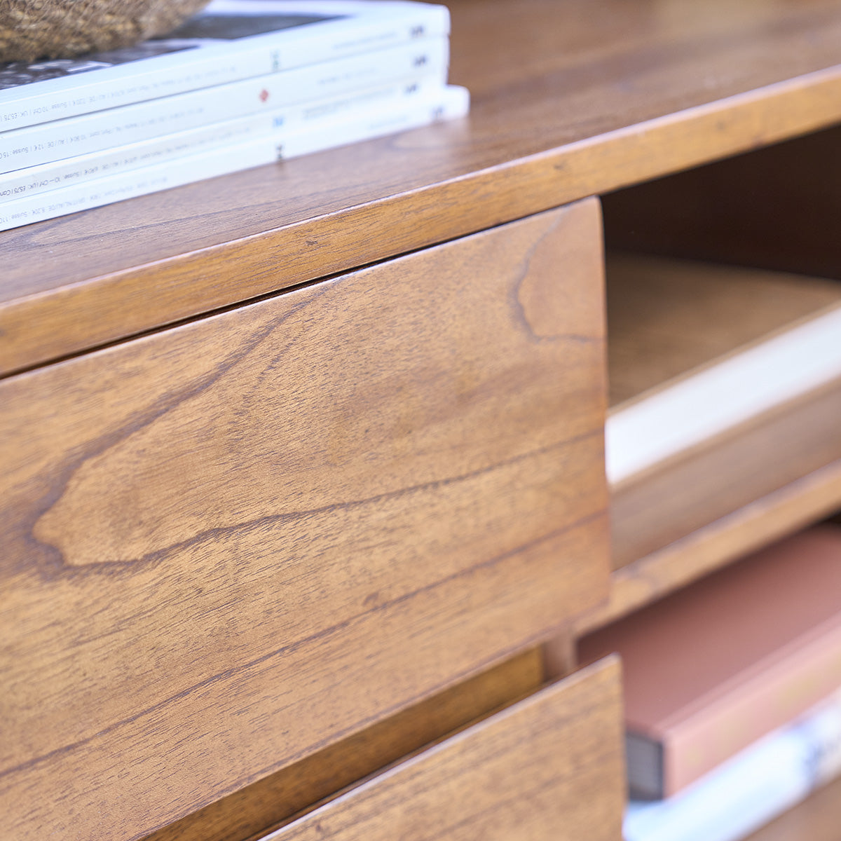 MILO - TV-Schrank aus massivem Mindi-Holz, Walnuss-Finish 140 cm