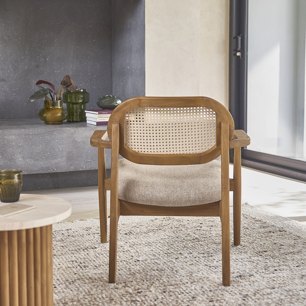 SABI - Fauteuil en teck massif, cannage et tissu grège