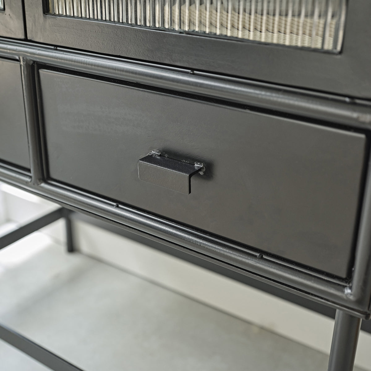 OCTAV - Geschirrschrank aus Metall und Wellglas 90 cm