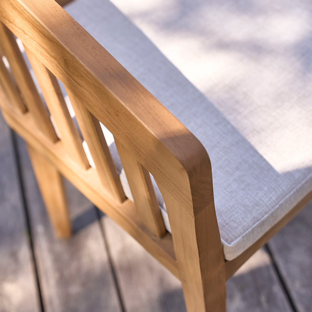 BARI - Panchina da giardino arrotondata in teak massello da 150 cm con cuscino