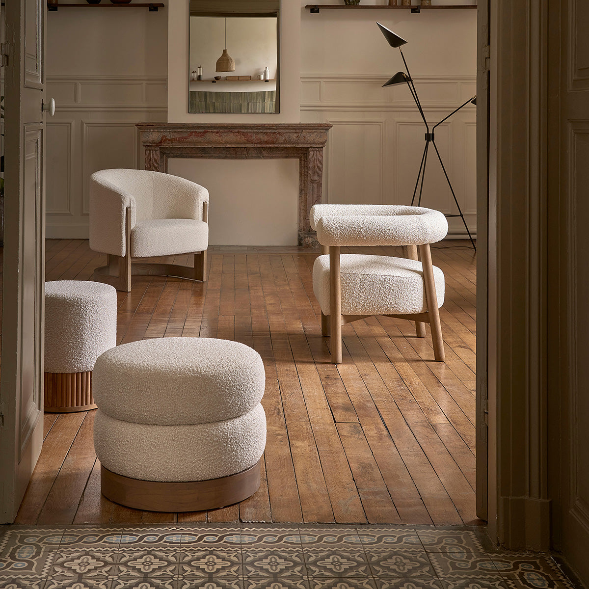 TANE - Hocker aus massivem Mindi und weißem Bouclé-Stoff Ø55 cm