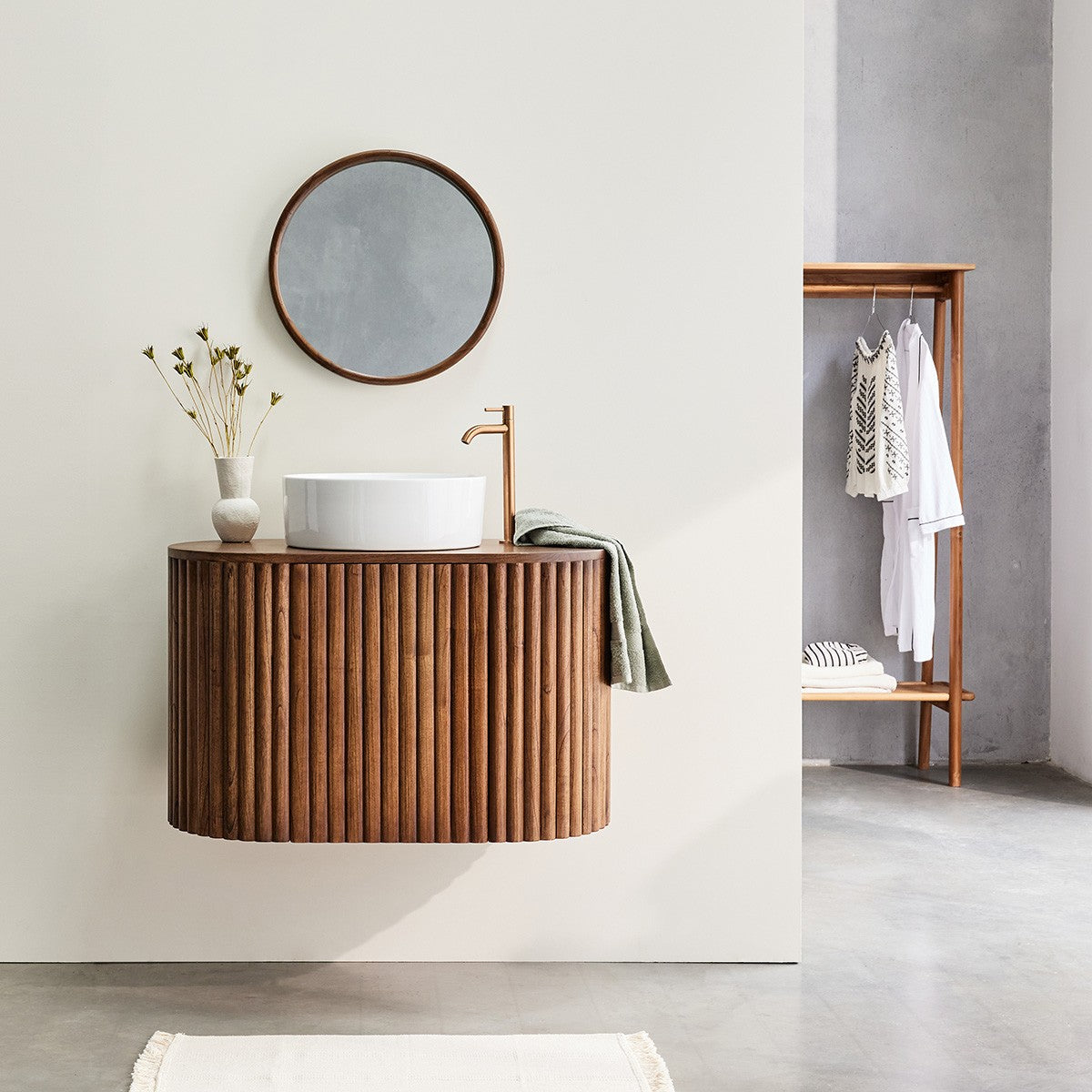 TRINIDAD - Specchio rotondo in mindi massello con finitura in noce Ø50 cm