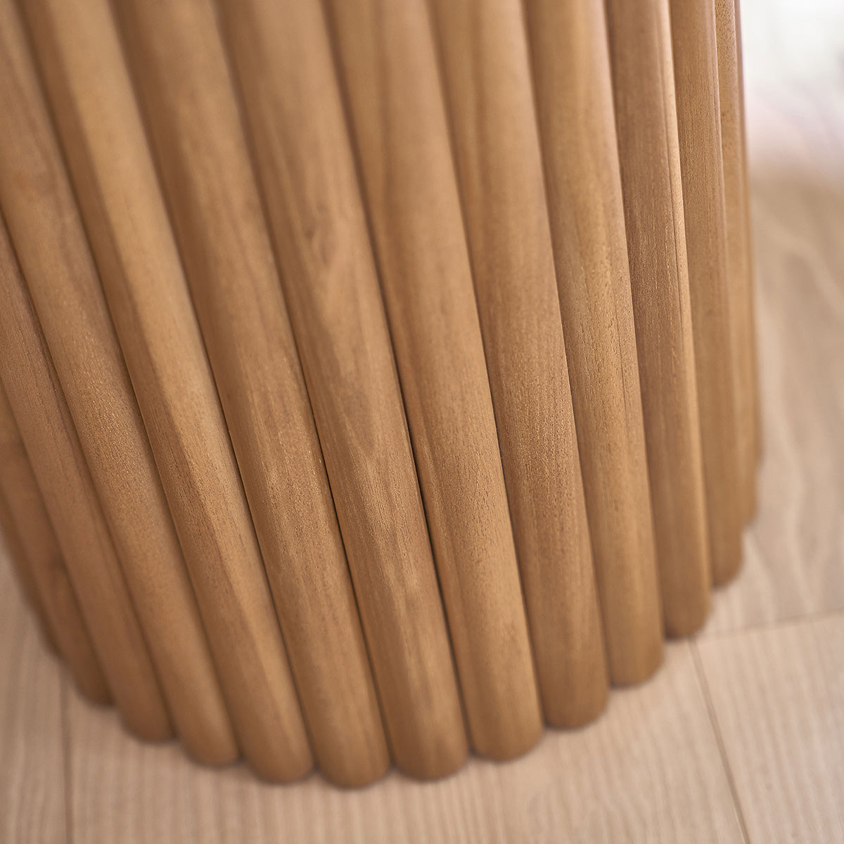 COLINE - Table d'appoint en teck massif ronde