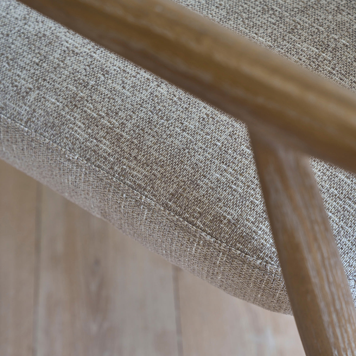 EUGÈNE - Fauteuil en bois de chêne et tissu texturé beige chiné