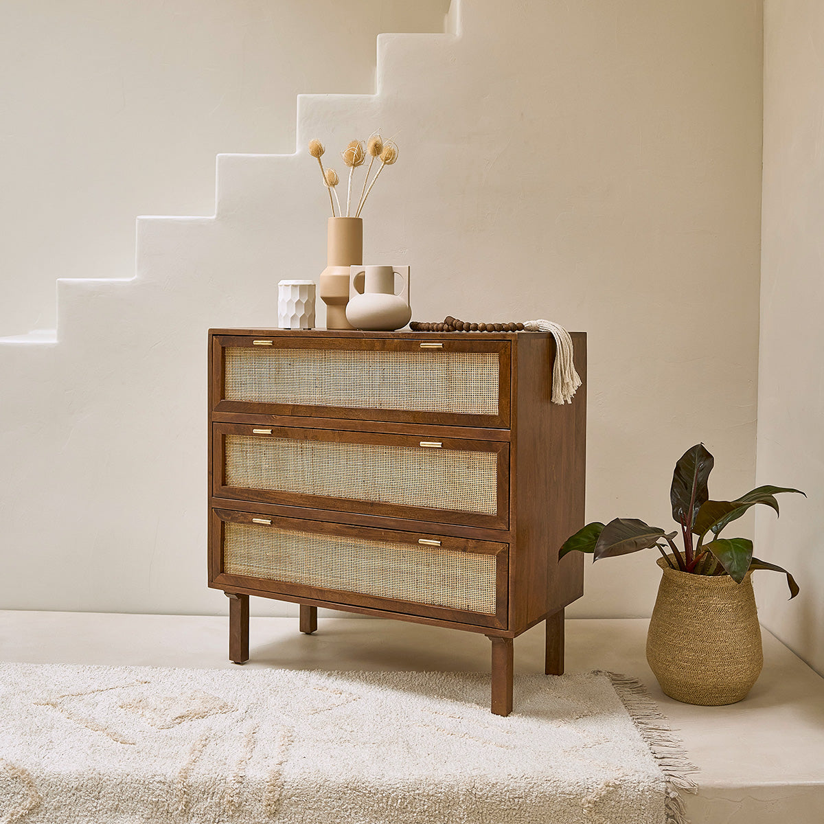 RAPHAEL - Kommode aus massivem Mangoholz und Rohrgeflecht in Walnuss-Finish 90 cm
