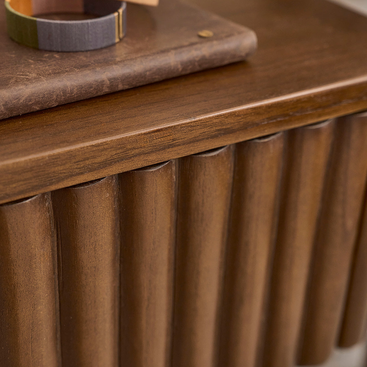 TRINIDAD - Table de chevet en mindi massif supendue 45 cm