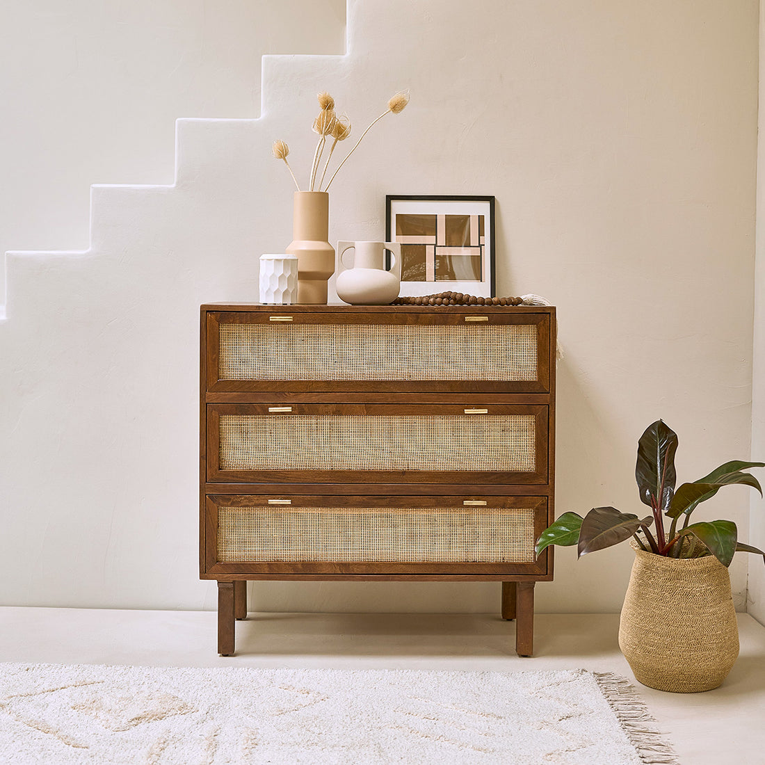 RAPHAEL - Kommode aus massivem Mangoholz und Rohrgeflecht in Walnuss-Finish 90 cm
