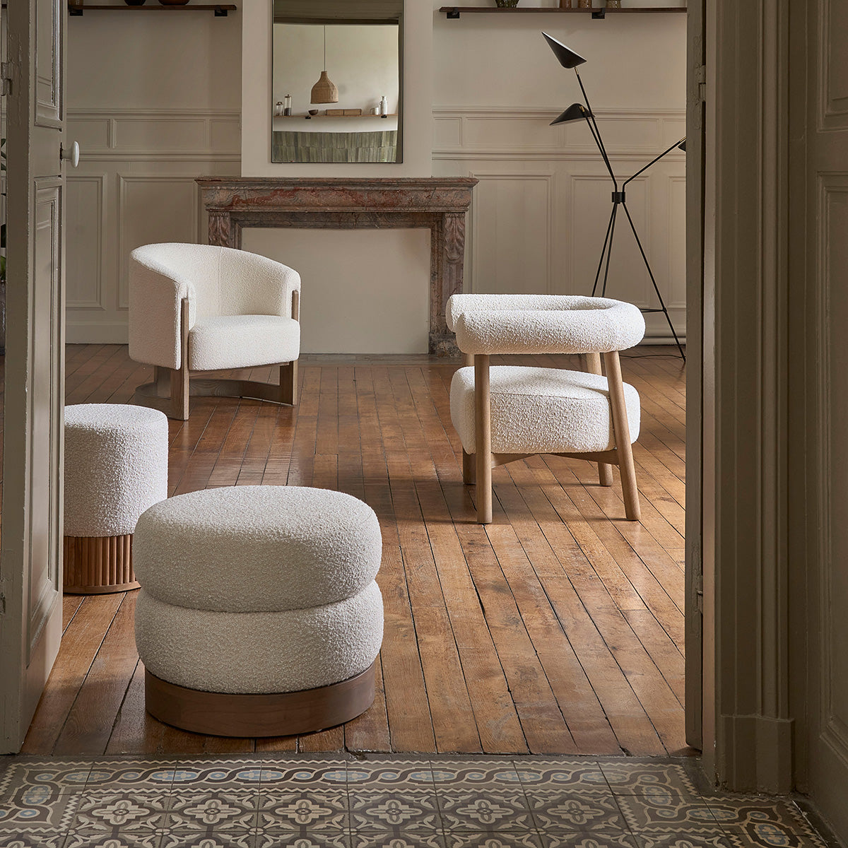 DUNE - Fauteuil rond en chêne massif et tissu bouclette écrue