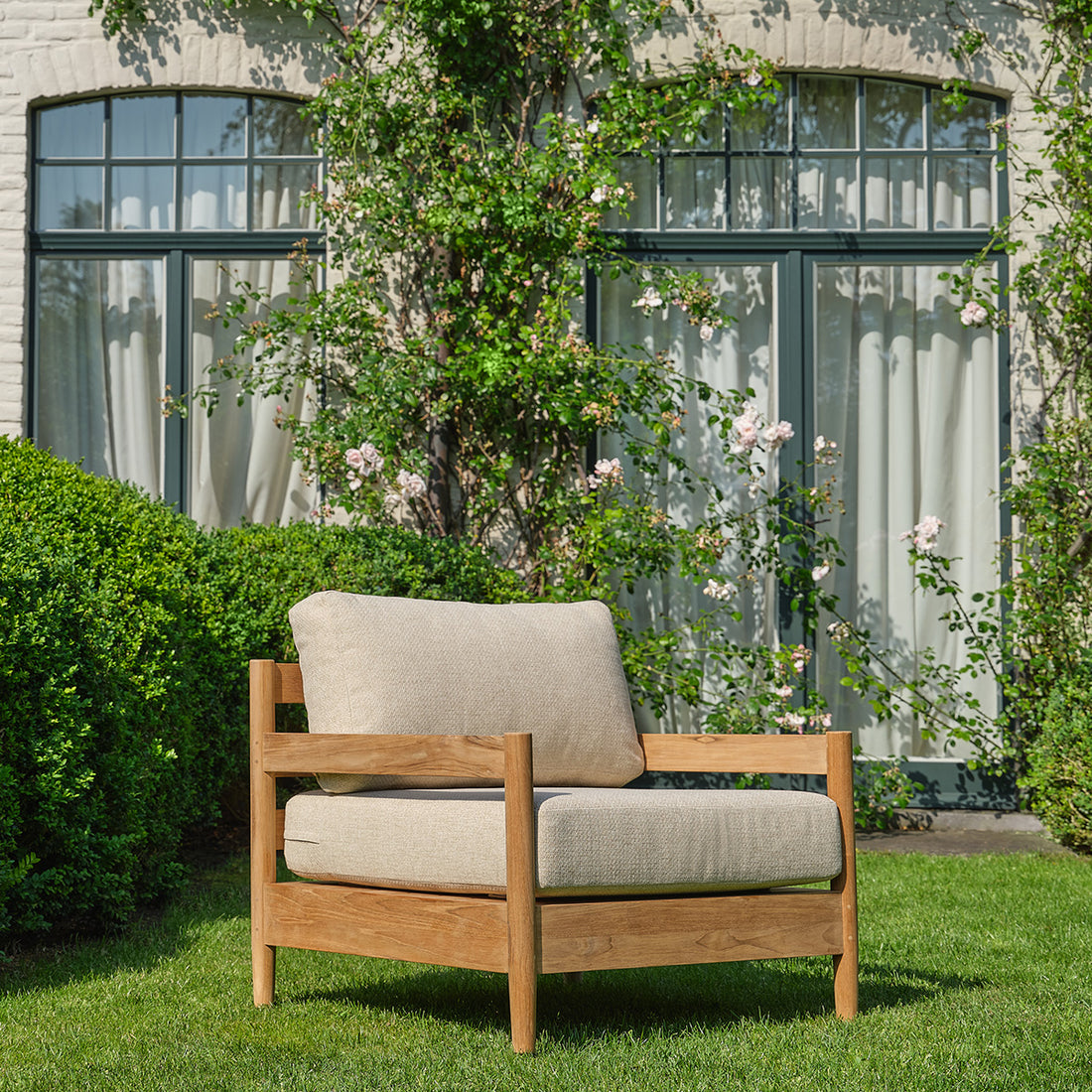 CALVI - Fauteuil de jardin bas en teck massif avec coussins beige chiné