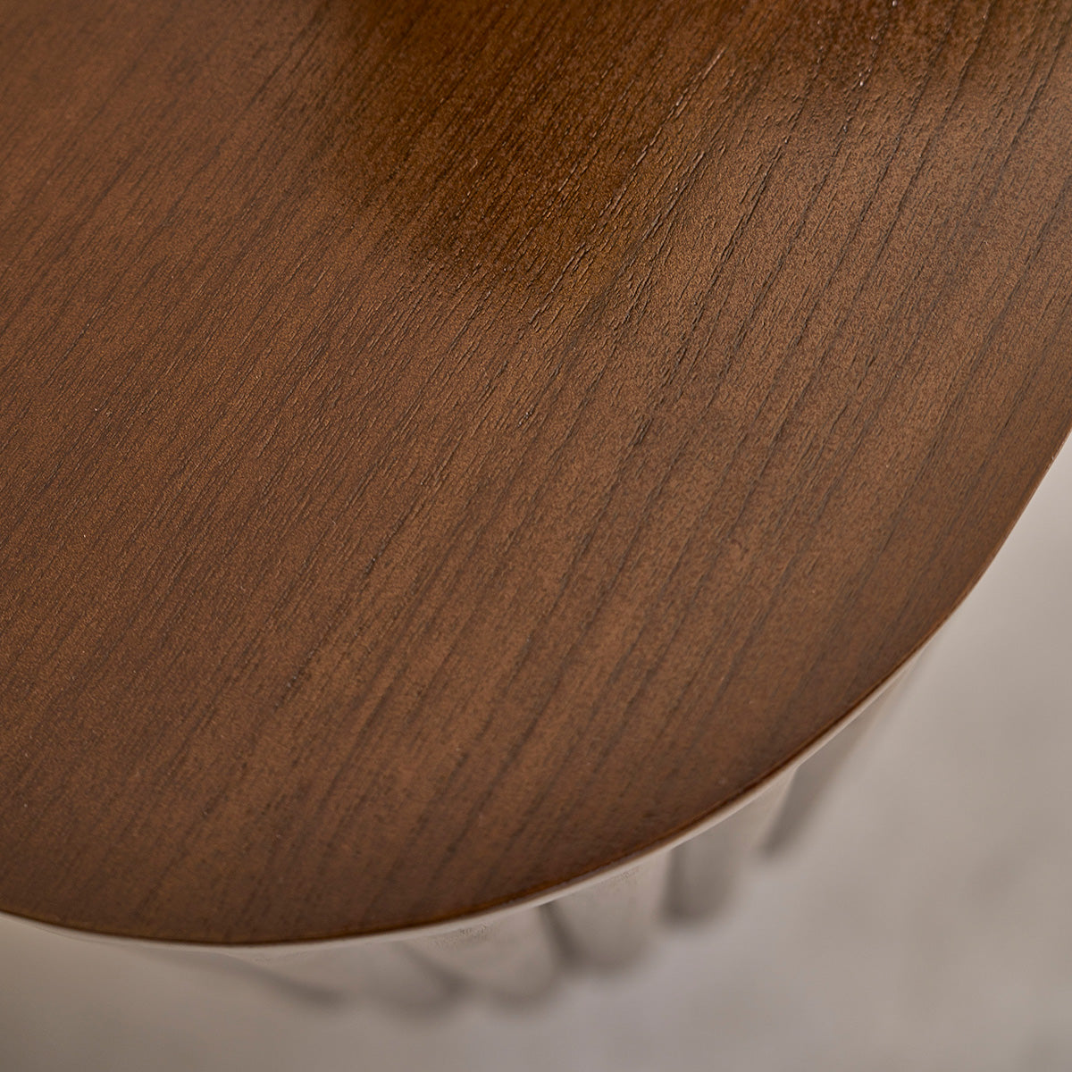 TRINIDAD - Mobile porta TV sospeso in legno di mindi con finitura in noce da 140 cm