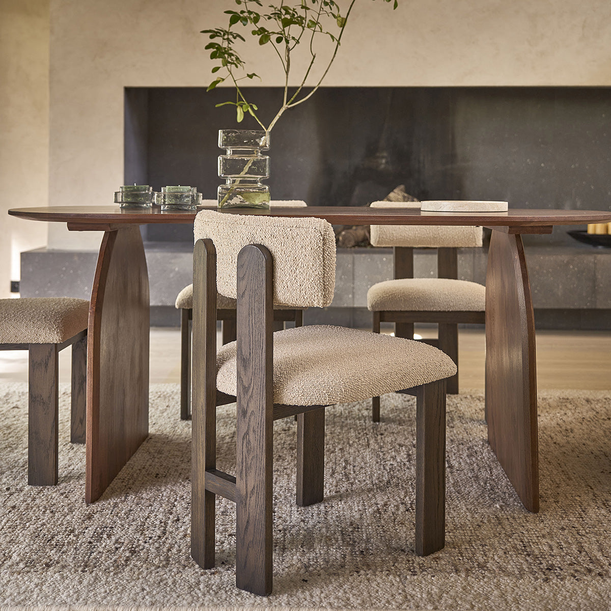 NOÉ - Sedia in rovere massello marrone con tessuto bouclé beige