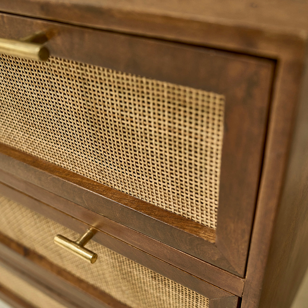 RAPHAEL - Kommode aus massivem Mangoholz und Rohrgeflecht in Walnuss-Finish 90 cm