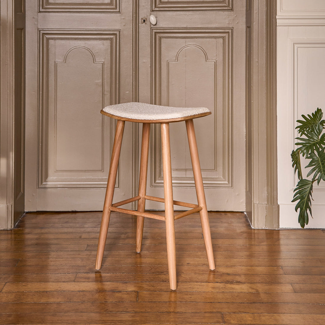 AMBRE - Barhocker aus massivem Teakholz Bouclé-Sitz 75 cm