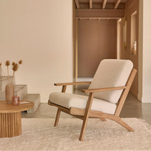 Poltrona in teak massello con tessuto bouclé
