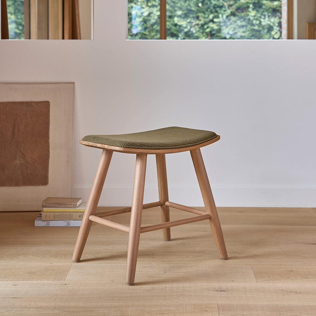 AMBRE - Tabouret de bar en bois de teck assise velours côtelé 45 cm
