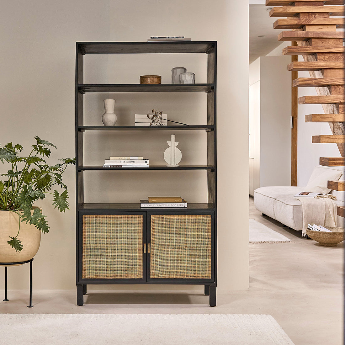 BLAISE - Bücherregal aus massivem Mangoholz, schwarz und Rohrgeflecht, H 170 cm
