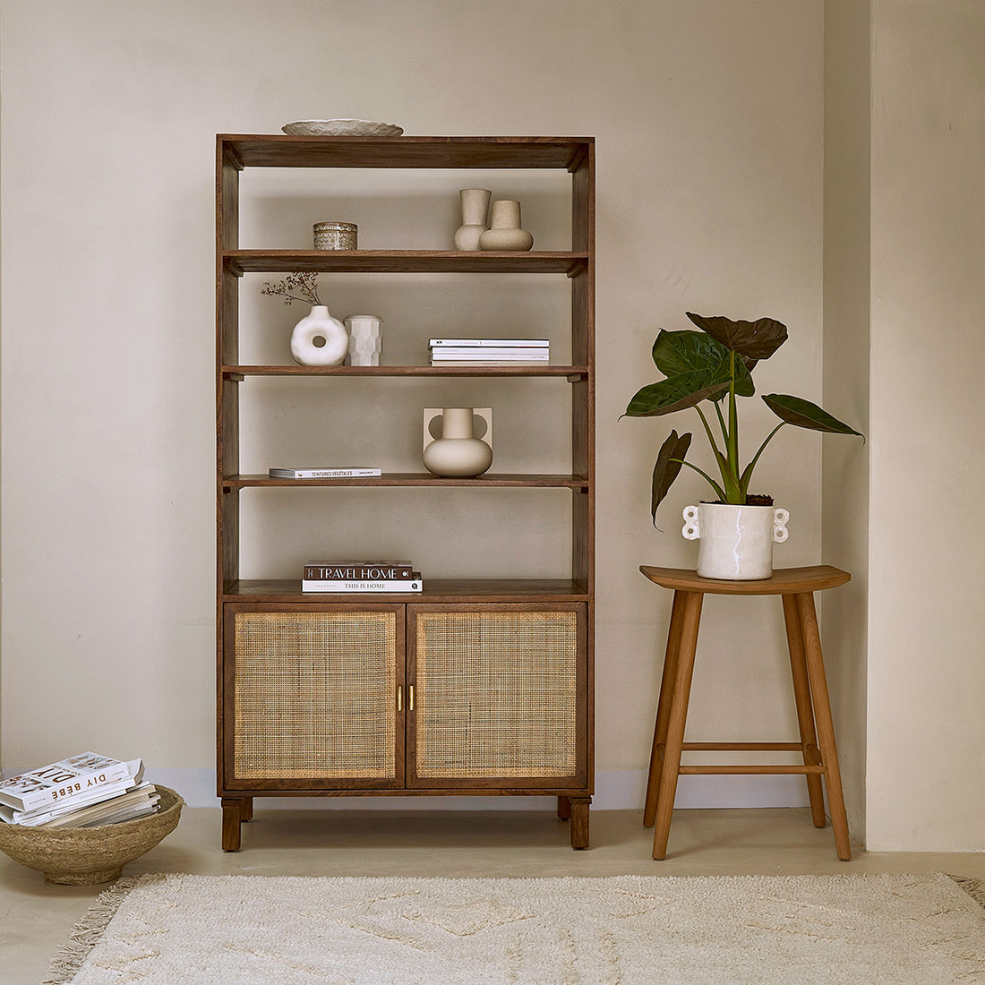 RAPHAEL - Bücherregal aus Mangoholz und Rohrgeflecht, in Walnuss-Finish, H 170 cm