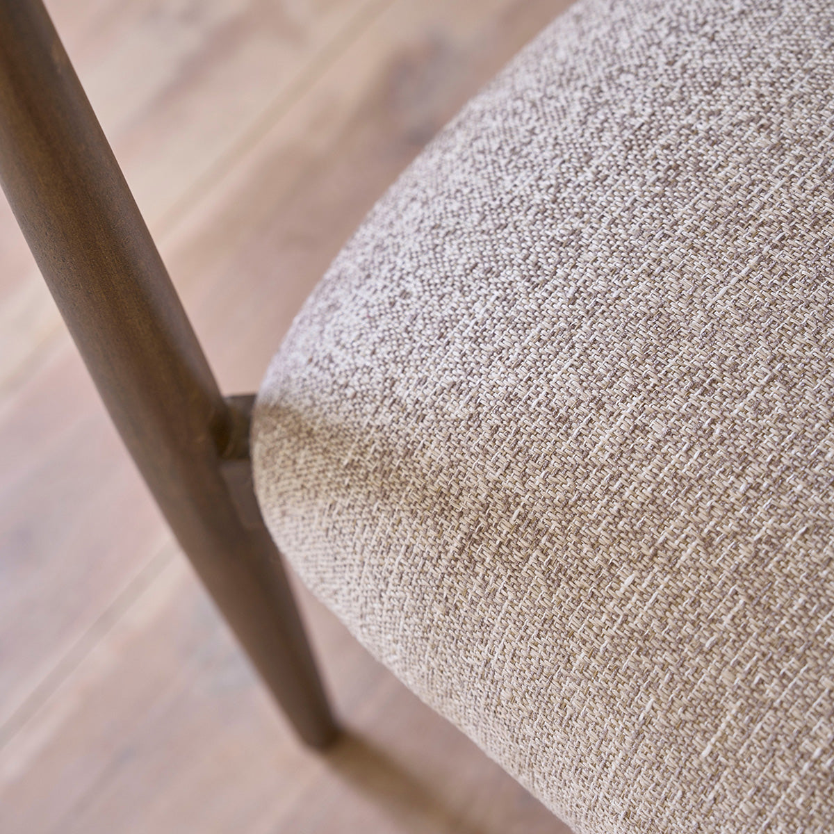 CÔME - Poltrona in legno massello con tessuto beige screziato