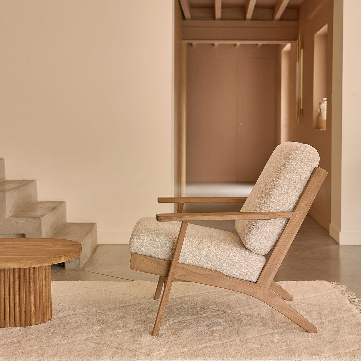 SERENE - Poltrona in teak massello con tessuto bouclé
