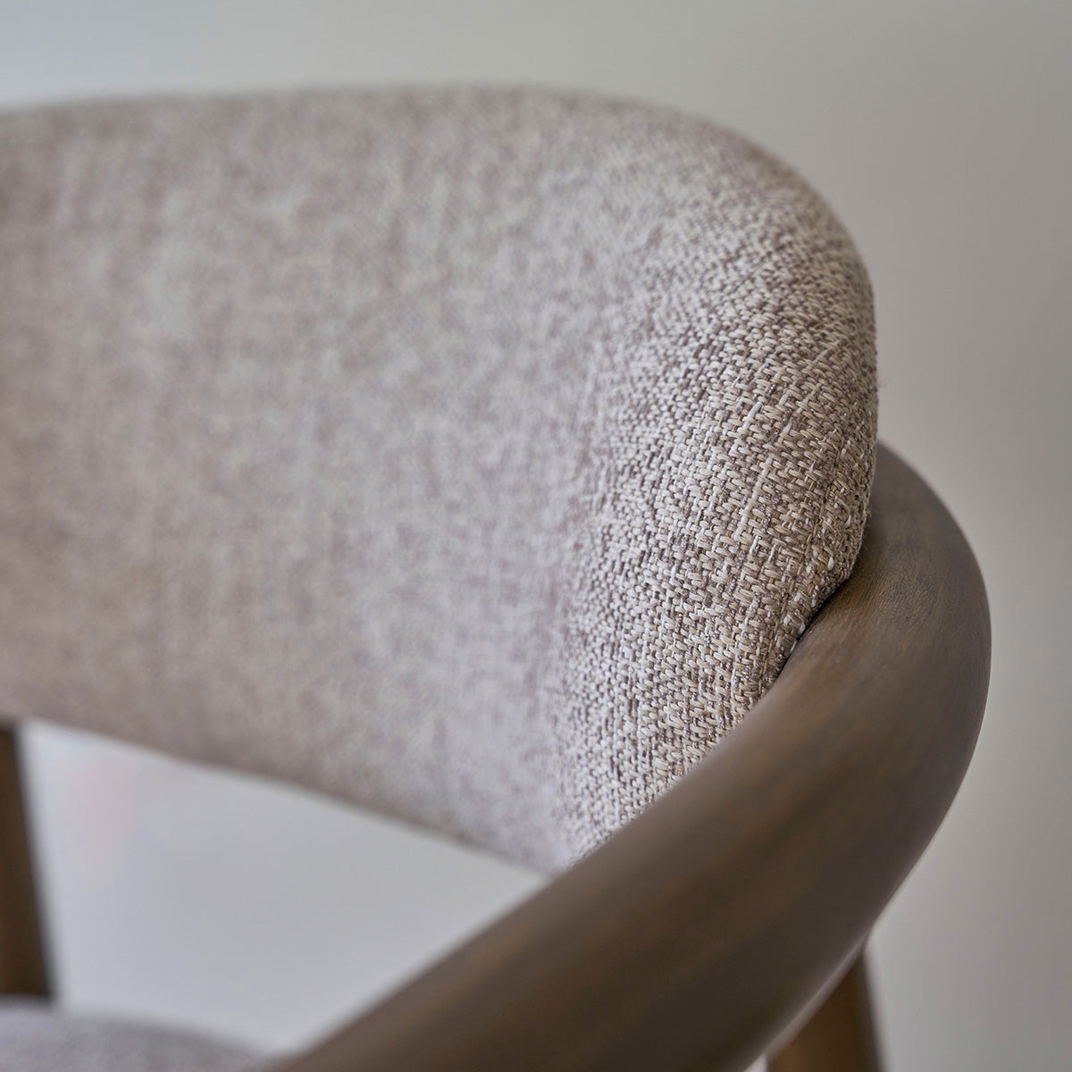 CÔME - Poltrona in legno massello con tessuto beige screziato