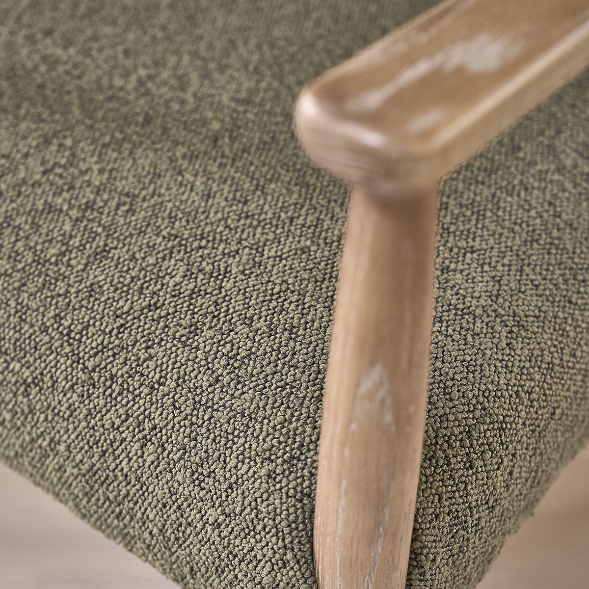 LUISA - Lot de 2 chaises en chêne et tissu bouclette kaki