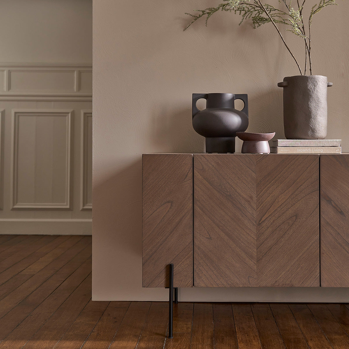 CALIX - Credenza in mindi massello e metallo finitura noce 200 cm
