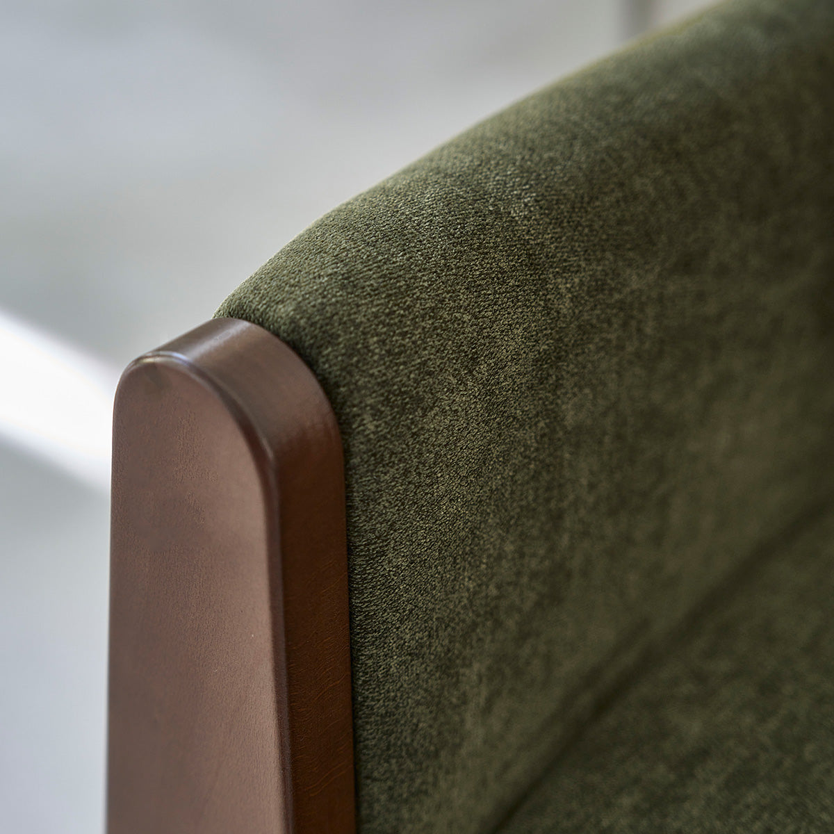 ONDINE - Gerades 3-Sitzer-Sofa aus Massivholz und moosgrünem Samtstoff