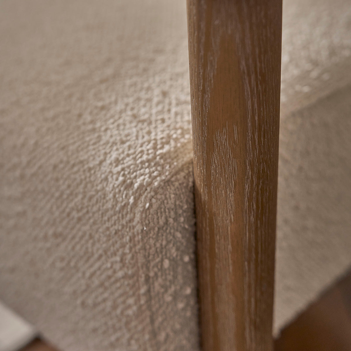 DUNE - Runder Sessel aus Eichenholz und naturfarbenem Bouclé-Stoff