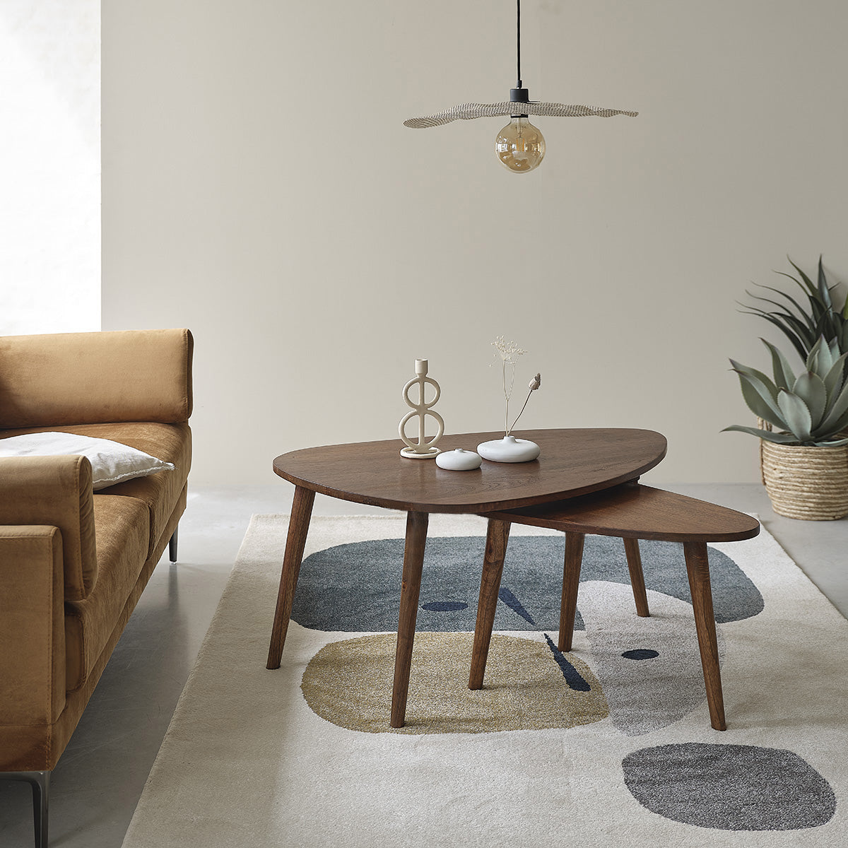 BRUNE - Table basse en mindi massif finition noyer 62 cm