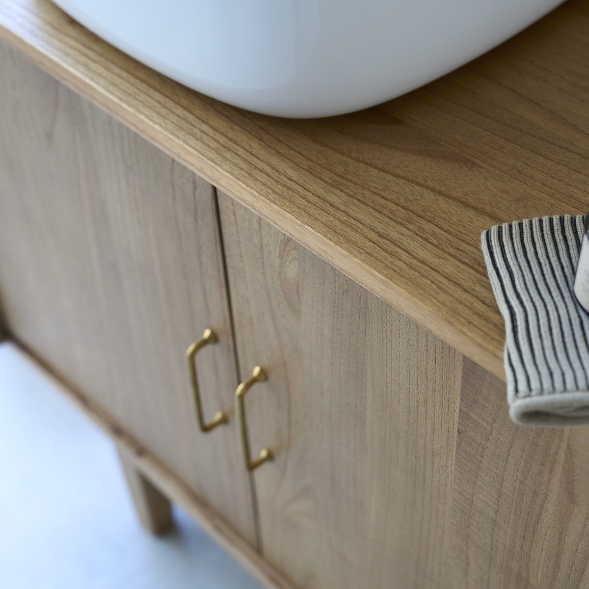 FIFTIES - Waschtischunterschrank aus massivem Mindi 135 cm