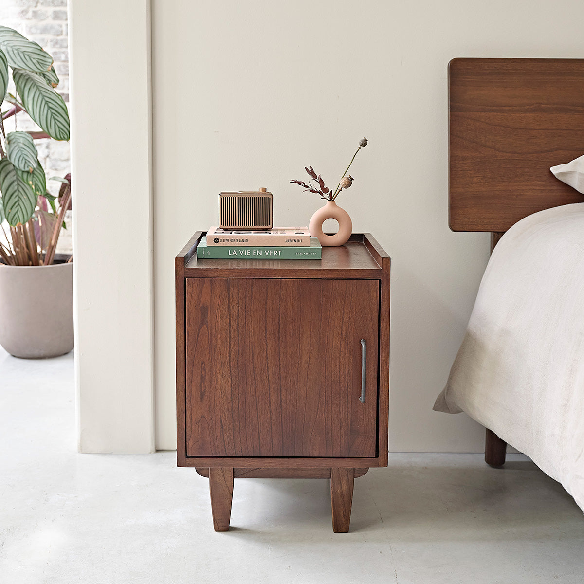 VINTAGE - Table de chevet en mindi massif finition noyer 40 cm