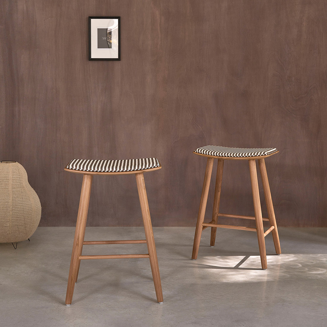 AMBRE - Lot de 2 tabourets en teck massif et assise à rayures 65 cm