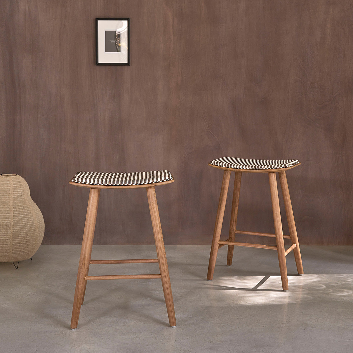 AMBRE - Lot de 2 tabourets en teck massif et assise à rayures 65 cm